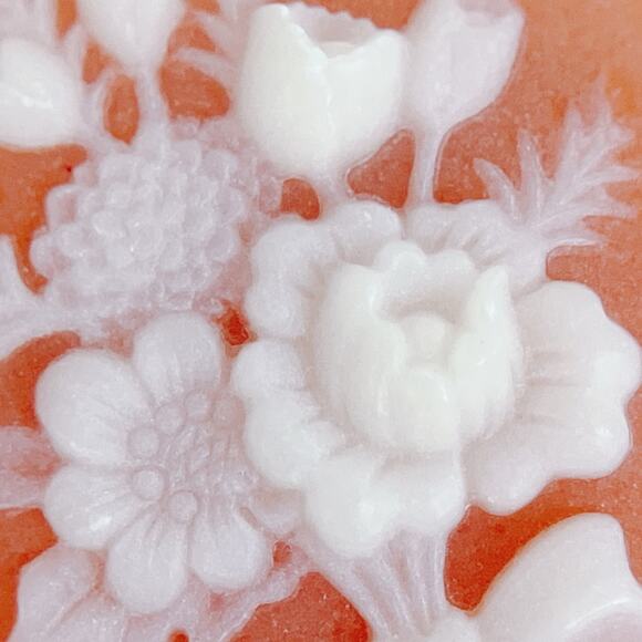 Giftable Vintage Avon Signed Floral Cameo Brooch Pin 1970s Resin Jewelry w Box - Picture 3 of 10